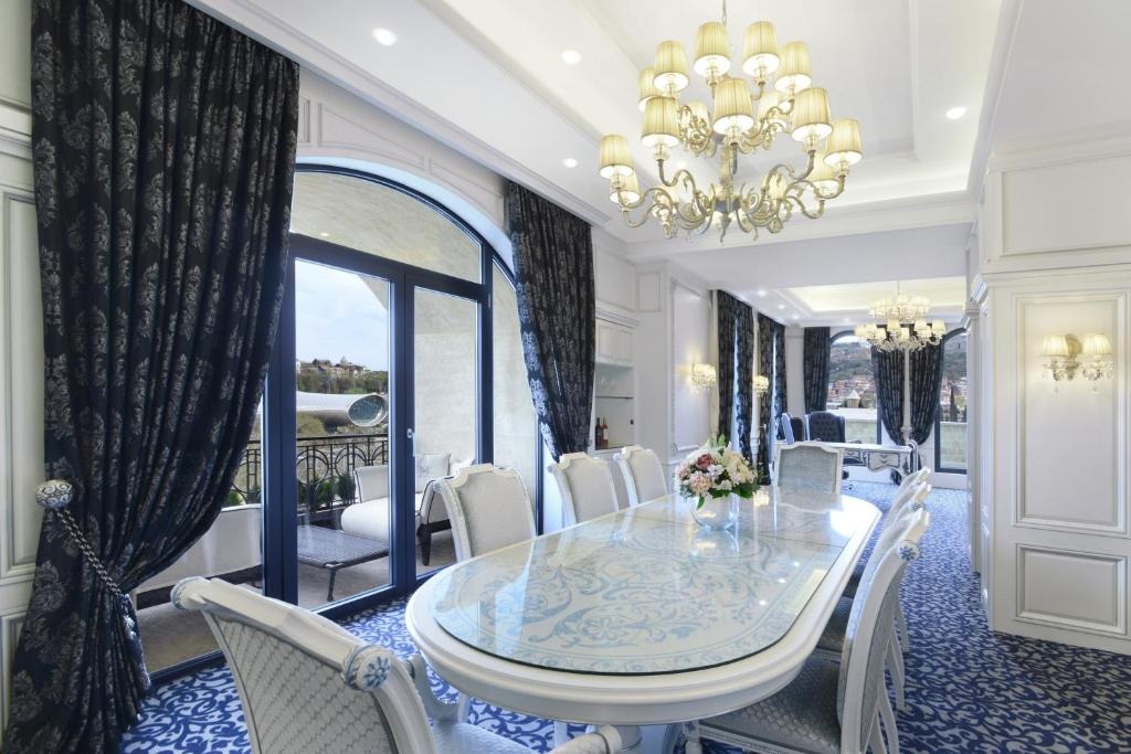 هتل آمباسادوری تفلیس